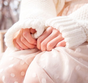 Person die angespannt am sitzt